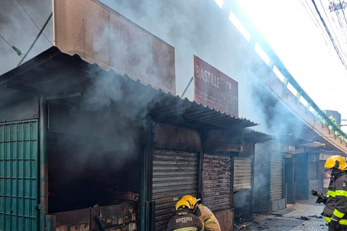 Incêndio atinge barracas de camelô no centro de Conselheiro Lafaiete 1 barracas de camelô