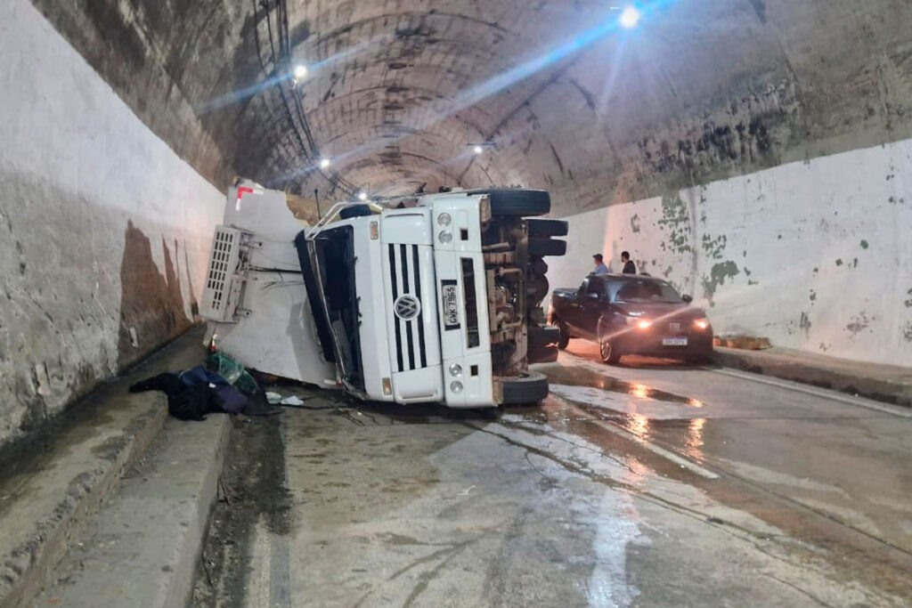 Caminhão com congelados tomba na descida da Serra de Petrópolis e interdita parcialmente BR-040 1 caminhao tombado serra petropolis redes sociais