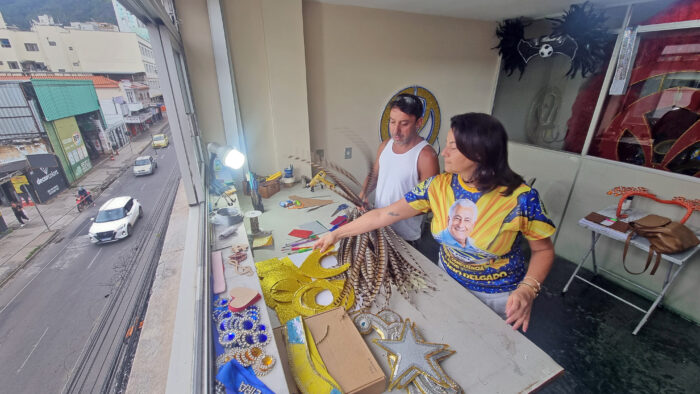Para além dos barracões: o impacto econômico dos desfiles das escolas de samba em Juiz de Fora 2 carnaval producao desfile