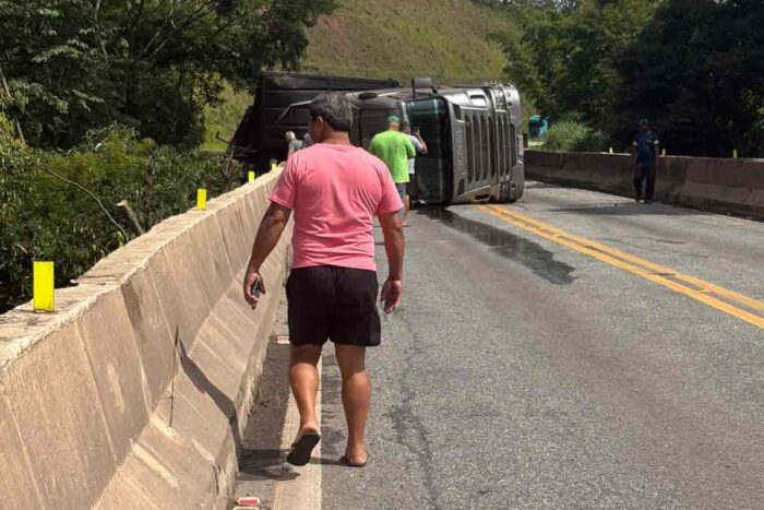 Carreta carregada com carvão tomba na BR-040, em Ewbank da Câmara, e trânsito fica parcialmente interditado no sentido Rio 1 carreta