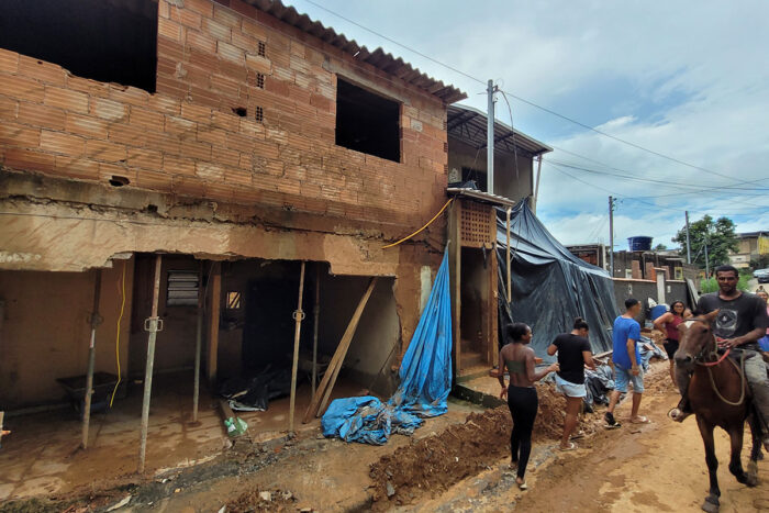 Série de deslizamentos no Bairro Santa Cecília atinge, pelo menos, cinco imóveis 2 Chuvas provocam série de deslizamentos no Santa Cecília; moradora perde casa e vizinhos pagam máquina para retirar barro