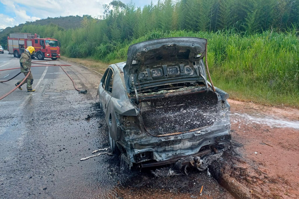 Carro pega fogo e mobiliza bombeiros na BR-040 2 Carro pega fogo e mobiliza Bombeiros na BR-040