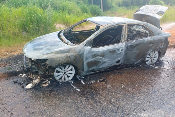 Carro pega fogo e mobiliza bombeiros na BR-040 1 Carro pega fogo e mobiliza Bombeiros na BR-040