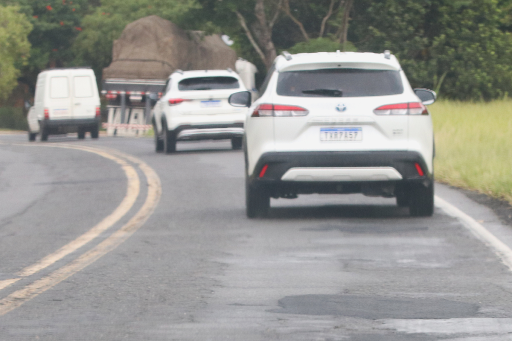 Vai viajar no carnaval? Saiba como fazer a revisão do carro e evitar acidentes na estrada 1 carros na estradas Felipe Couri