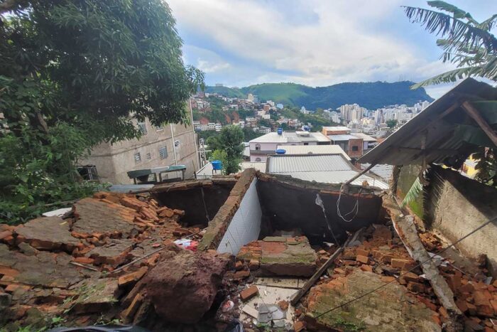 Série de deslizamentos no Bairro Santa Cecília atinge, pelo menos, cinco imóveis 1 Chuvas provocam série de deslizamentos no Santa Cecília; moradora perde casa e vizinhos pagam máquina para retirar barro