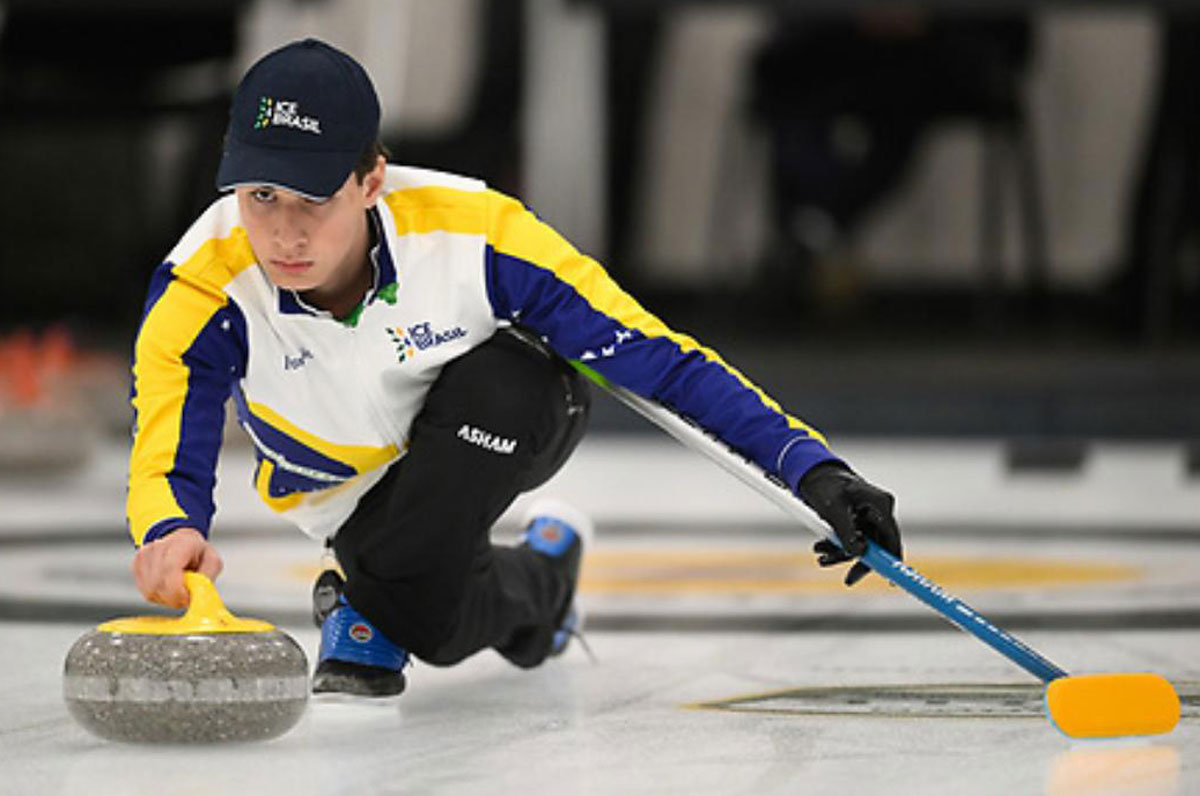 Juiz-forano de 16 anos irá disputar o Mundial de curling no Canadá