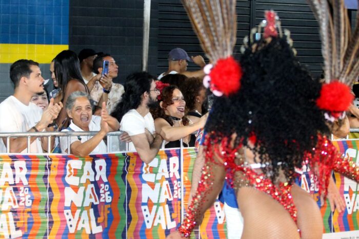 FOTOS E VÍDEOS: Desfile das escolas de samba retoma carnaval em Juiz de Fora após dois anos 1 Desfile das escolas de samba de Juiz de Fora volta dois anos depois