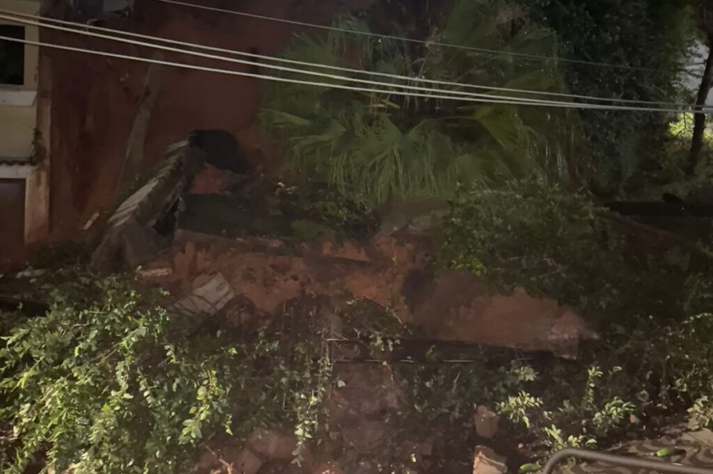 "Só deu tempo de sair com a família", casa é atingida por deslizamento no Bom Pastor 2 'Só deu tempo de sair com a família', casa é atingida por deslizamento no Bairro Bom Pastor