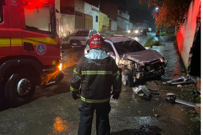 Carro bate em muro e é encontrado abandonado após colisão 1 carro destruído após colisão