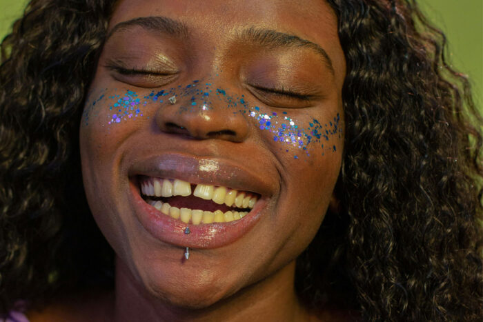 Vai se cobrir de glitter no carnaval? Veja como proteger a pele na folia 1 glitter