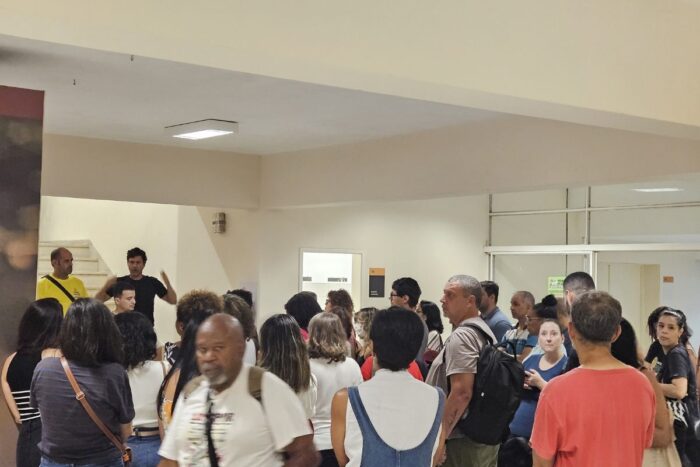 TAEs da UFJF deliberam greve e ocupam reitoria