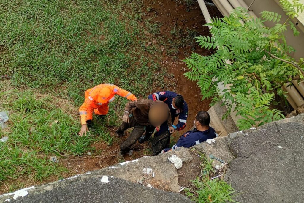 Homem cai embaixo de ponte no Rio Paraibuna 1 Homem de 40 anos cai embaixo de ponte no Rio Paraibuna