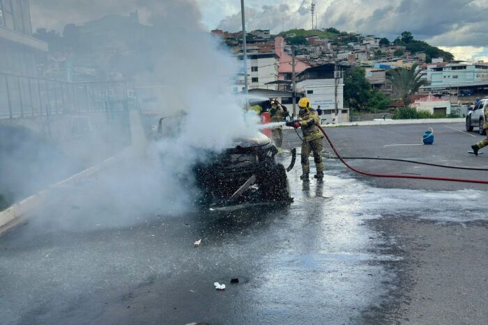Homem sofre queimaduras após incêndio em veículo com botijão de gás em Ubá