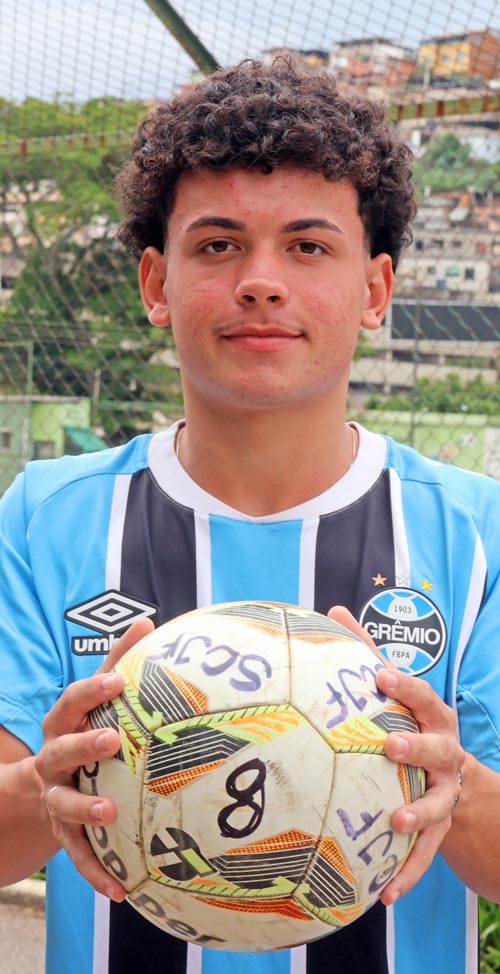 "Filme na cabeça": meio-campista juiz-forano do Grêmio comemora experiência na Seleção Brasileira