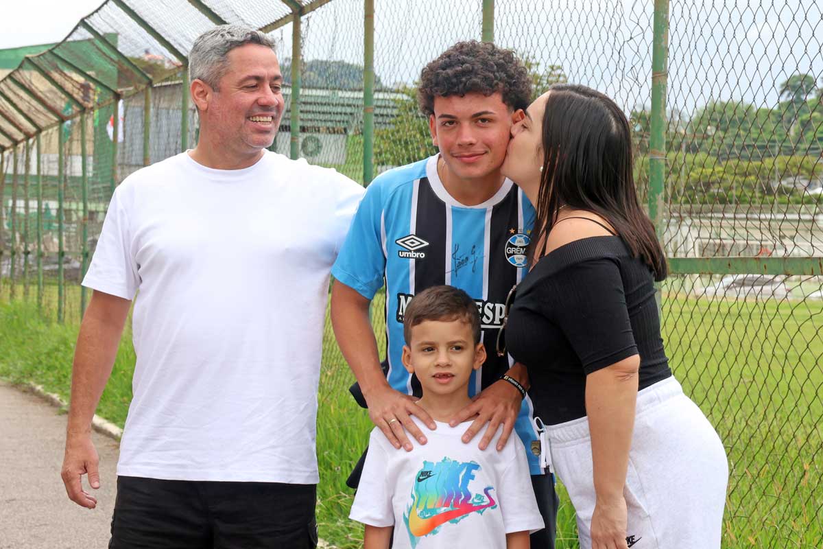 "Filme na cabeça": meio-campista juiz-forano do Grêmio comemora experiência na Seleção Brasileira