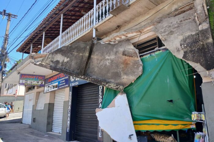 Marquise desaba na Zona Norte de Juiz de Fora 1 Marquise cai na Zona Norte de Juiz de Fora