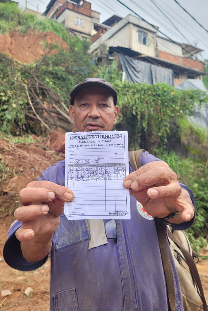 Série de deslizamentos no Bairro Santa Cecília atinge, pelo menos, cinco imóveis 3 Chuvas provocam série de deslizamentos no Santa Cecília; moradora perde casa e vizinhos pagam máquina para retirar barro