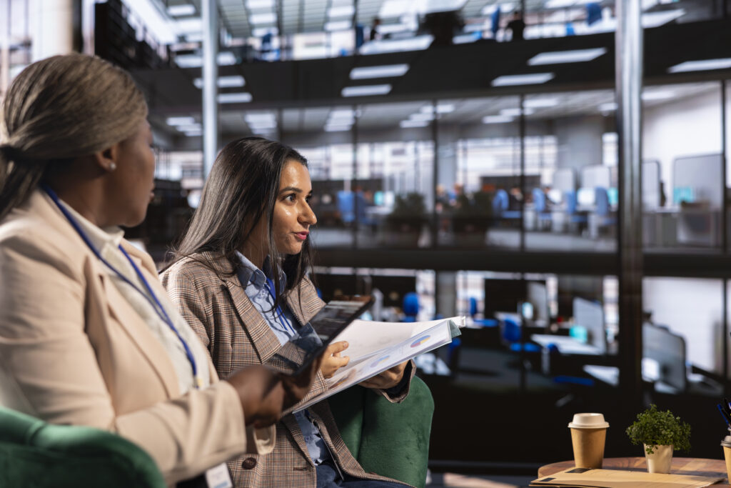 Como o Facilities Management impacta diretamente o fluxo de caixa de uma empresa. 1 multiethnic women leaders business meeting brainstorming marketing strategies