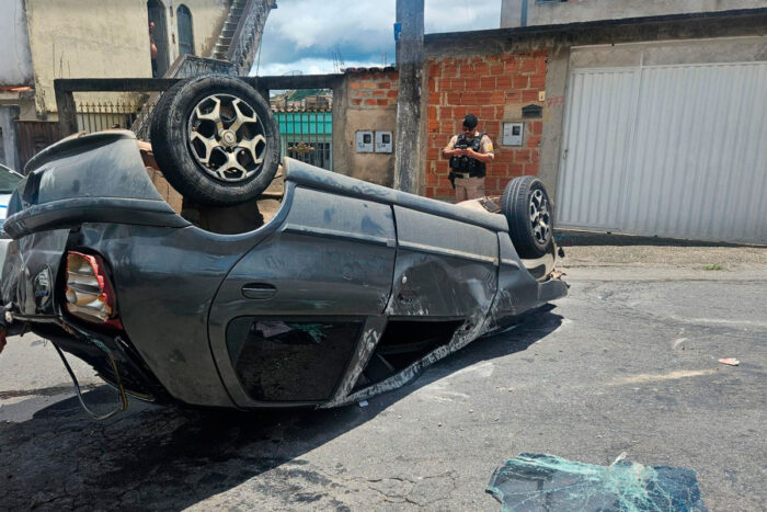 Perseguição termina com prisão por tráfico após suspeito capotar carro 1 carro capota durante perseguição