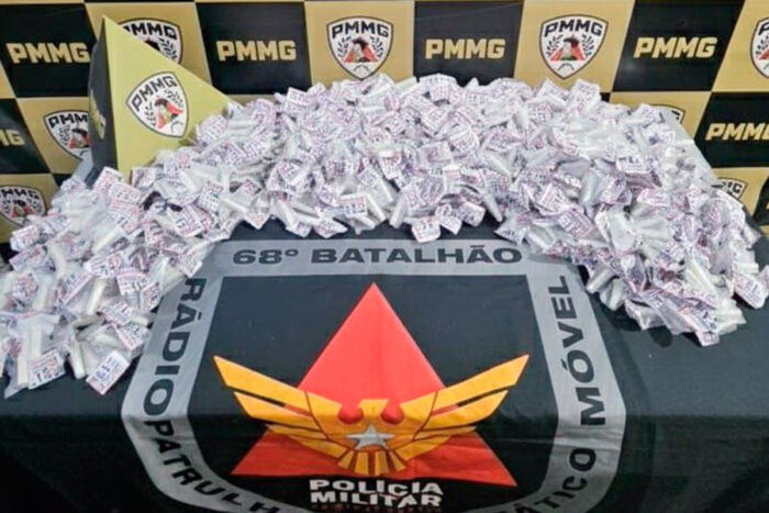 Mais de 700 pinos de cocaína são encontrados em terreno baldio 1 cocaína