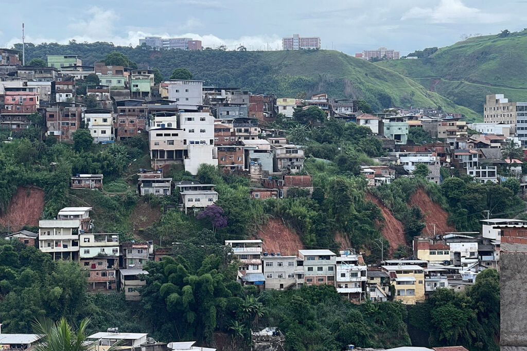 Chuvas provocam série de deslizamentos no Santa Cecília; moradora perde casa e vizinhos pagam máquina para retirar barro