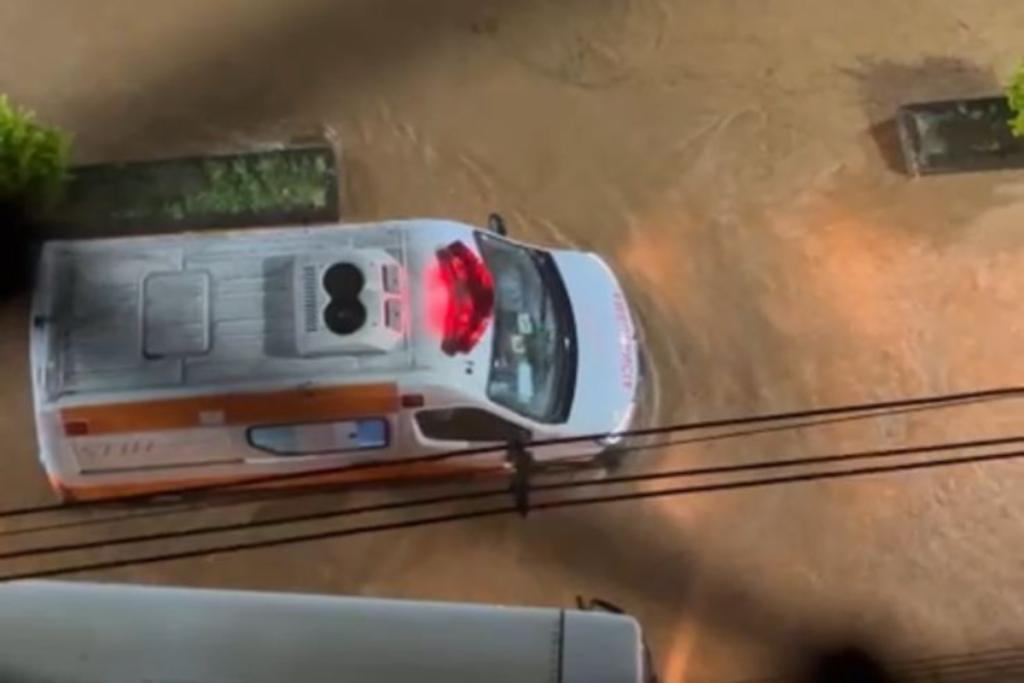 Ambulância fica ilhada no São Mateus; Samu realiza o resgate 1 tornado parana 4