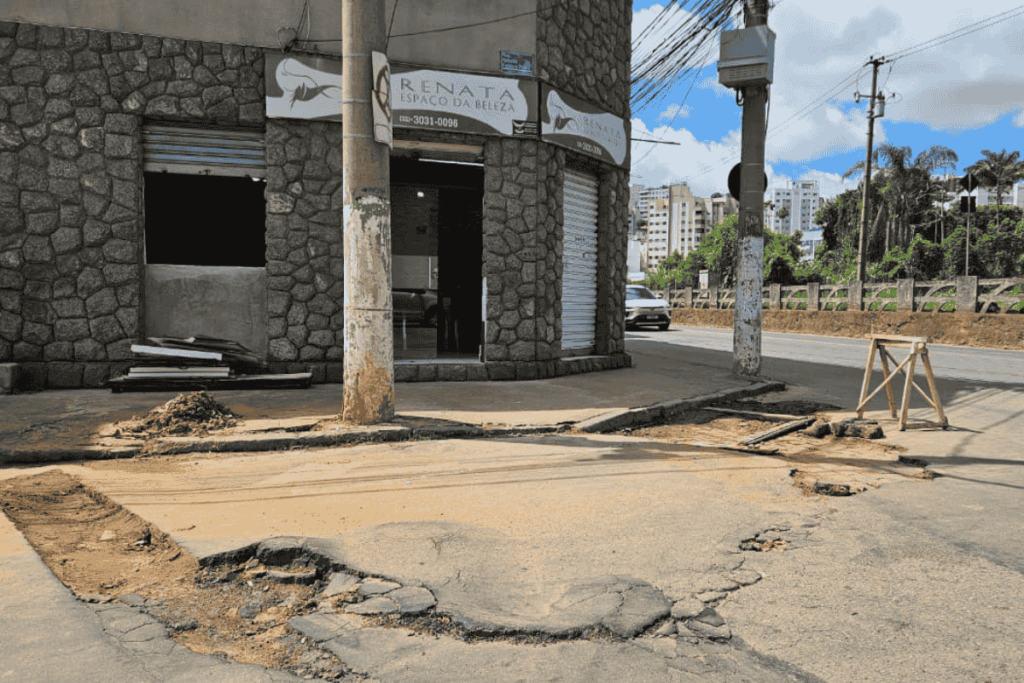 Buracos na Rua Senador Feliciano Pena afetam tráfego no Mariano Procópio 2 BURACO