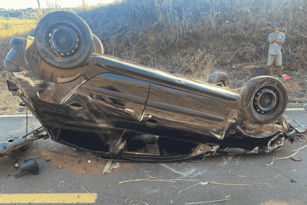 Motorista inabilitado capota carro na MG-126 e é socorrido ao HPS 1 motorista capota