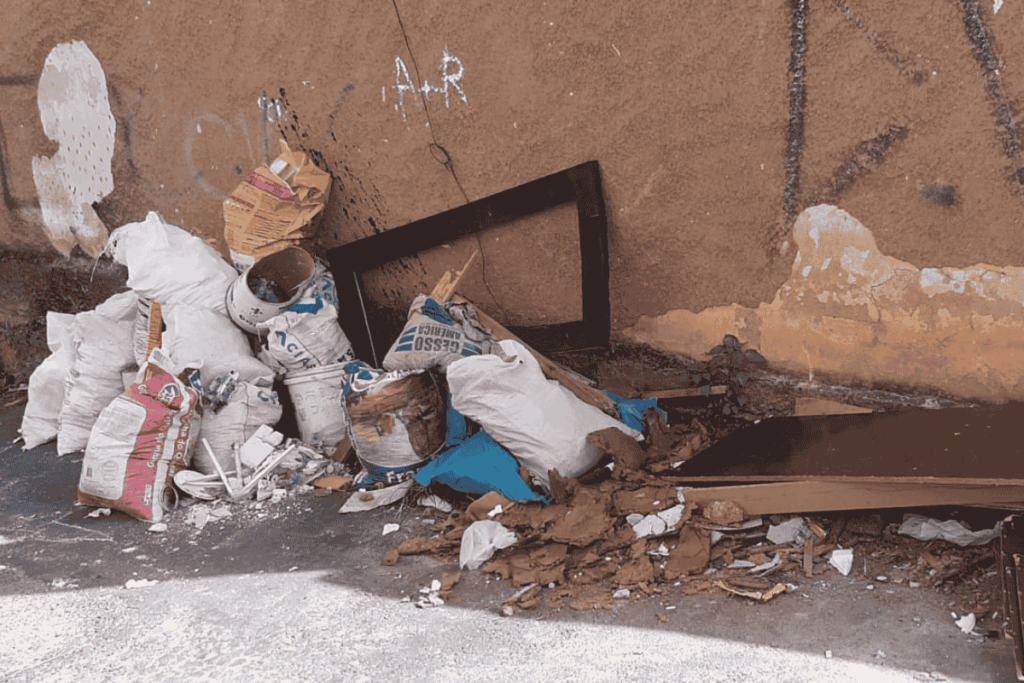 Descarte irregular de lixo preocupa moradores no Bairro de Lourdes 1 lixo