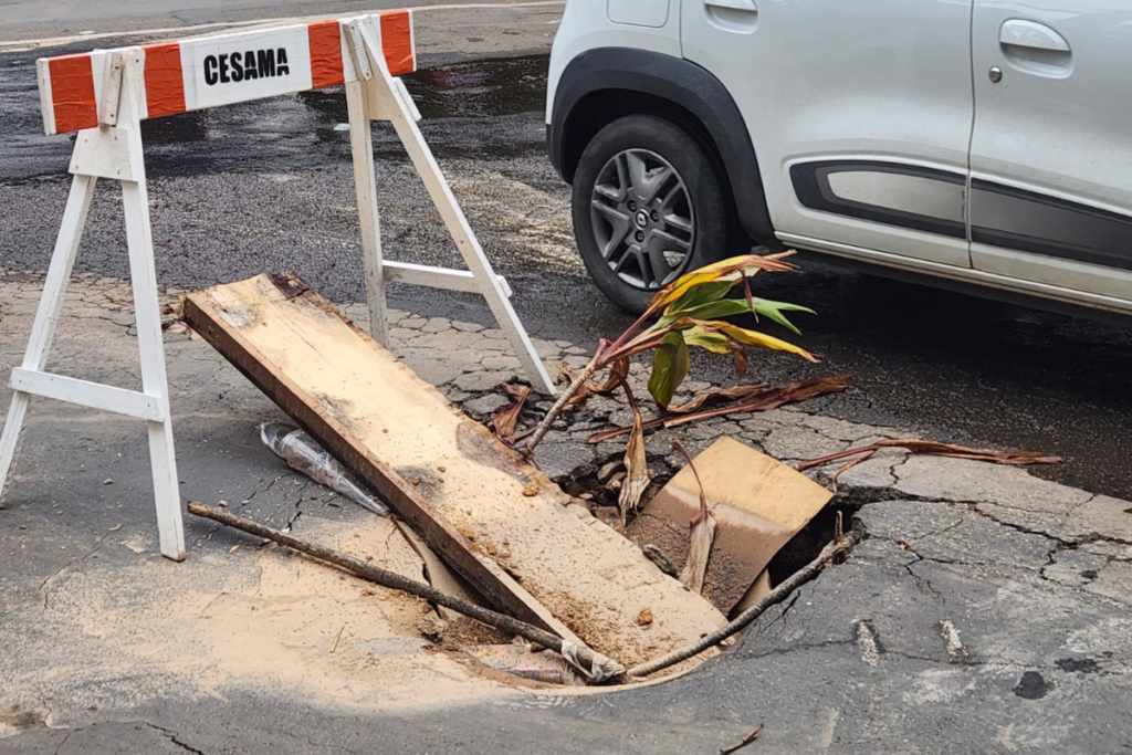 Buraco em cruzamento compromete fluxo no Centro 1 buraco