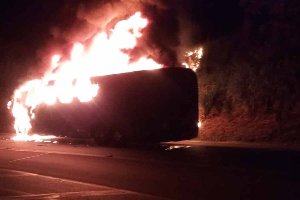 Passageiros de ônibus escapam de acidente com moto que deixou coletivo em chamas na BR-040