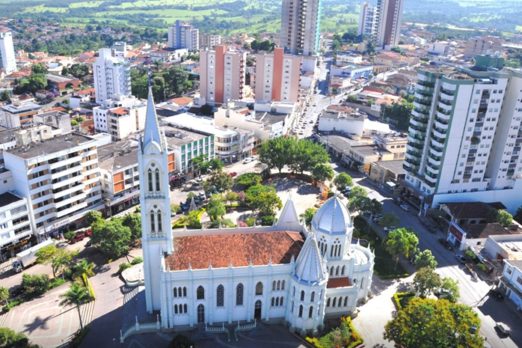 Prefeitura de cidade mineira abre concurso com vaga imediata para médico veterinário 1 Concurso da Prefeitura de Bom Despacho oferece 1 vaga para médico veterinário, além de cadastro de reserva. Inscrições seguem até 22 de junho.