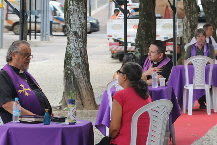Confissões no Parque Halfeld aproximam fiéis da preparação para a Páscoa 2 Confissões no Parque Halfeld aproximam fiéis da preparação para a Páscoa
