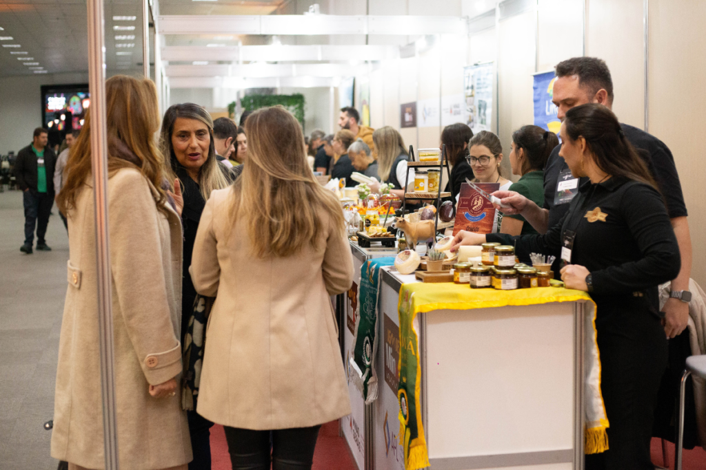 JF recebe feira de negócios com vagas gratuitas para empreendedores da região 1 Governo de Minas abre 20 vagas para empreendedores de Juiz de Fora no Cmon, com inscrições até domingo (22) e evento em abril.