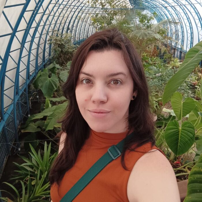 Deborah Vieira lança 'A Indonésia fica em Bali?' pela editora Macondo 2 plaquete livro