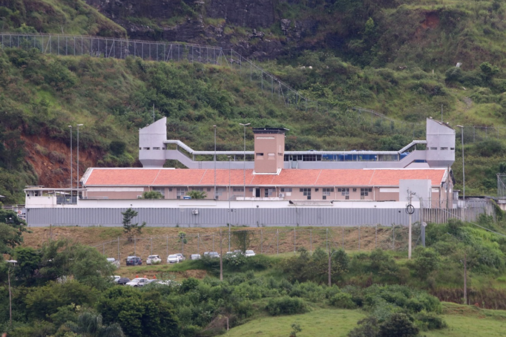 Assistência à saúde no Ceresp de Juiz de Fora é alvo de denúncias 2 Familiares denunciam falhas na assistência à saúde no Ceresp de Juiz de Fora, com relatos de dificuldades para consultas, acesso a medicamentos e tratamento de doenças como tuberculose.