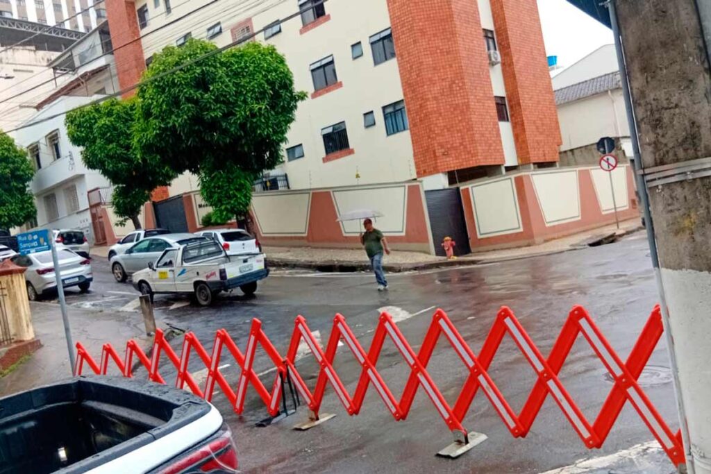 Novas erosões interditam duas ruas no Granbery e vias bloqueadas chegam a 25 em Juiz de Fora; veja lista 2 INTERDICOES PJF