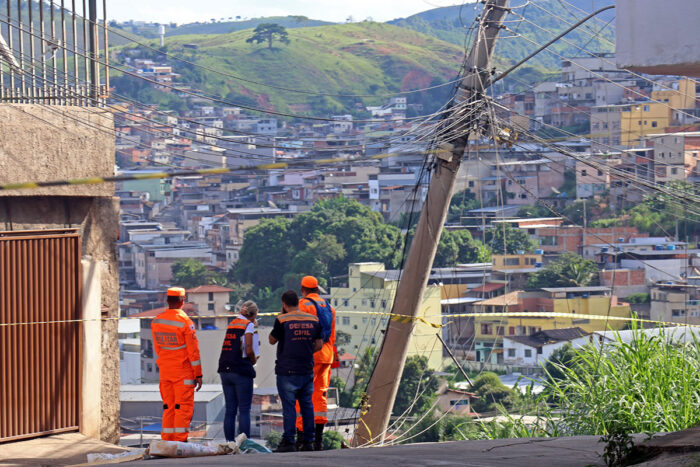 Defesa Civil e Bombeiros reforçam evacuação em área de risco no Jardim Natal 1 Defesa Civil reforça evacuação de ruas no Jardim Natal