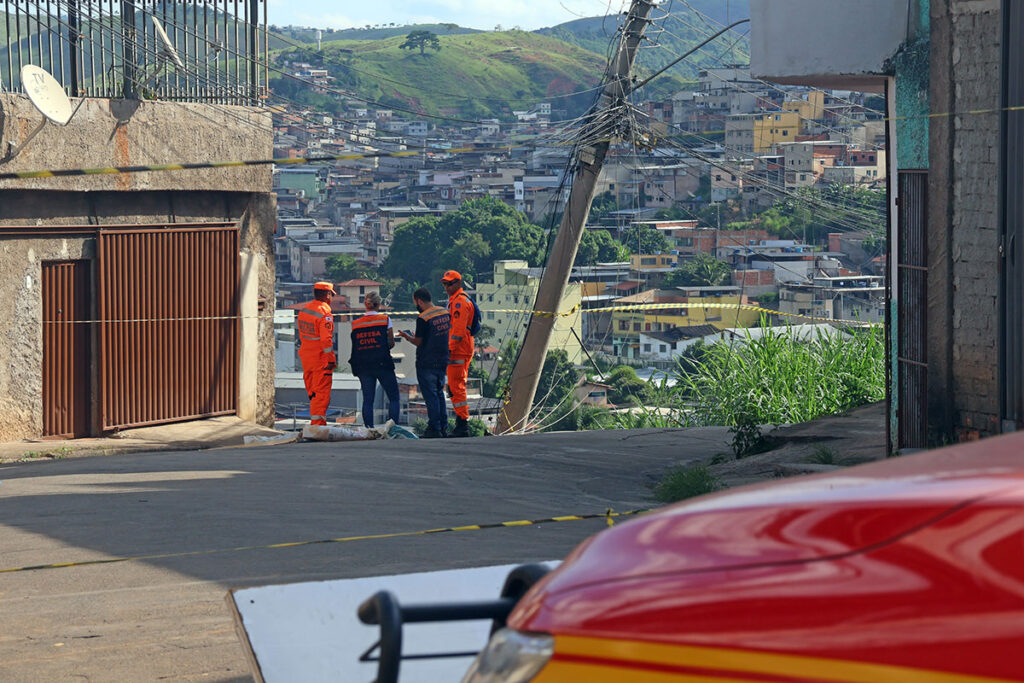 Defesa Civil e Bombeiros reforçam evacuação em área de risco no Jardim Natal 2 Defesa Civil reforça evacuação de ruas no Jardim Natal