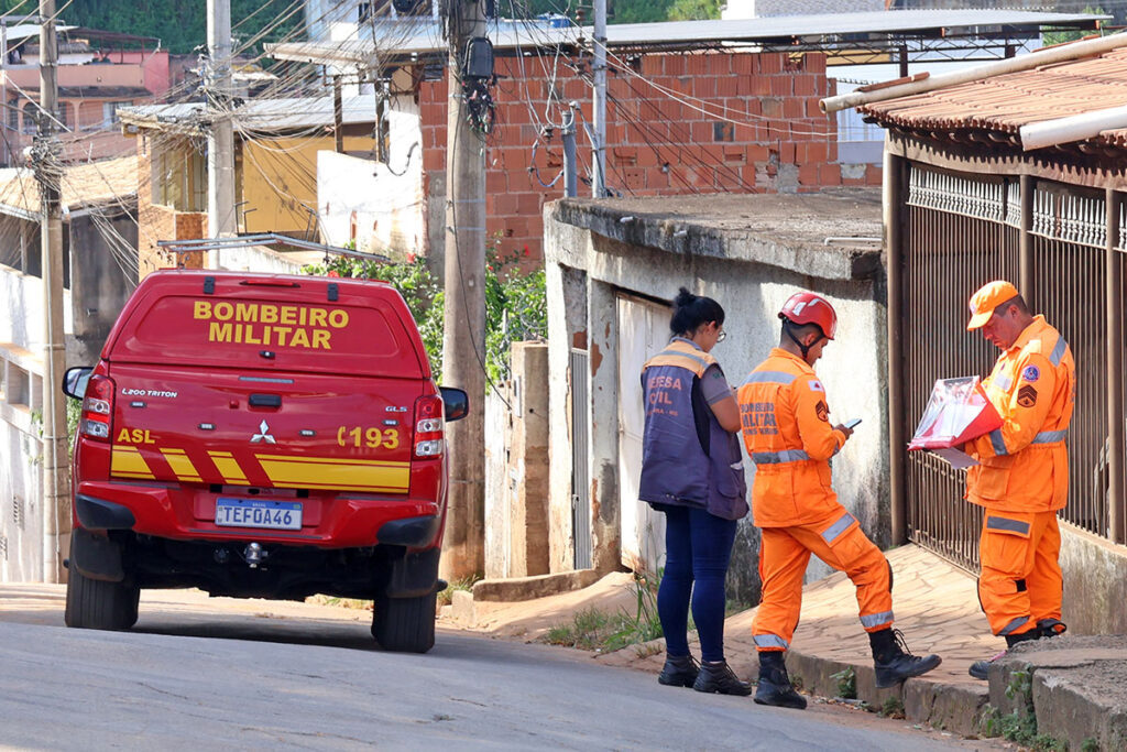 Juiz de Fora tem 60 ruas evacuadas em 21 bairros; confira a lista 1 Defesa Civil reforça evacuação de ruas no Jardim Natal