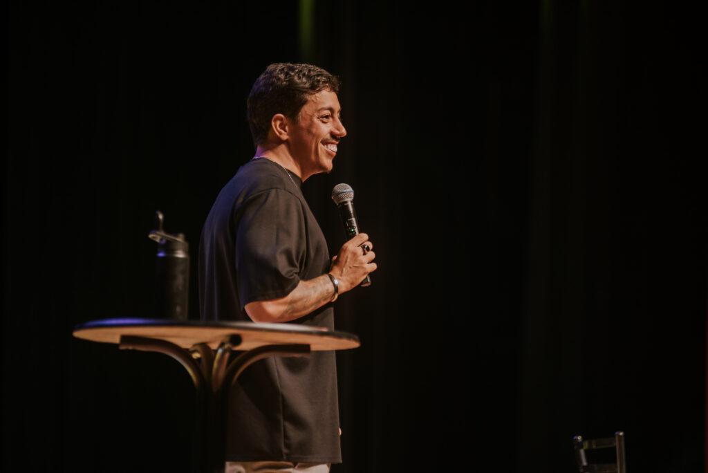 'Levar carinho': Renato Albani faz show com arrecadação solidária no Cine-Theatro Central 1 Renato Albani apresenta o show A Ignorância é uma Dádiva nesta sexta-feira, no Cine-Theatro Central, às 19h e às 21h (Foto: Divulgação)