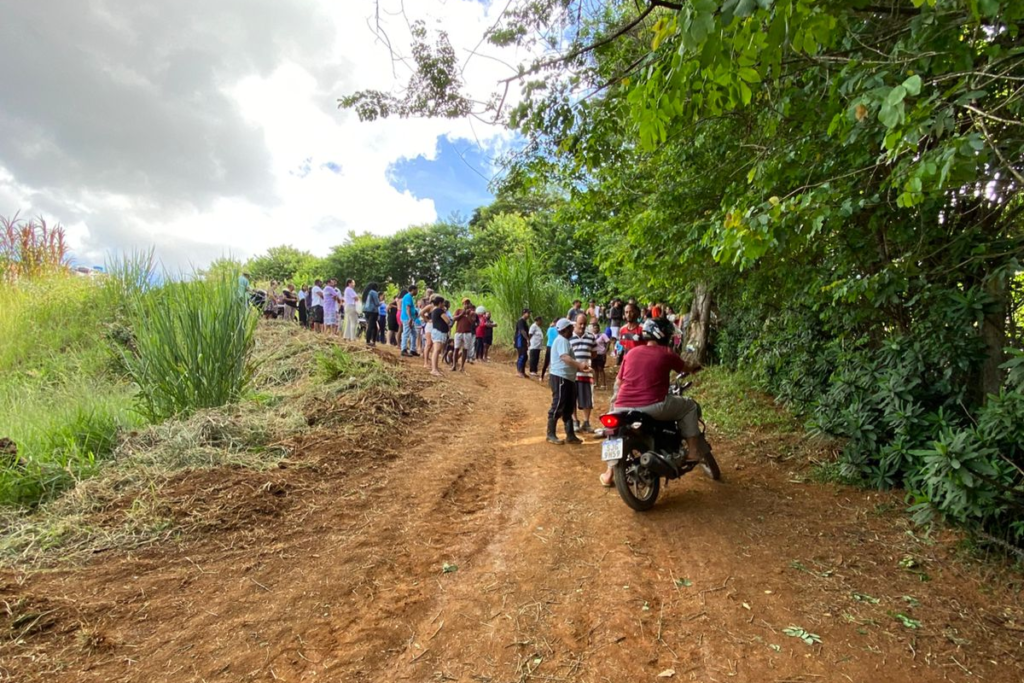 Prefeitura assume obra após moradores abrirem acesso provisório no Adolpho Vireque 2 Após as chuvas em Juiz de Fora, moradores abriram passagem improvisada no Adolfo Vireque para garantir acesso à parte alta do bairro.