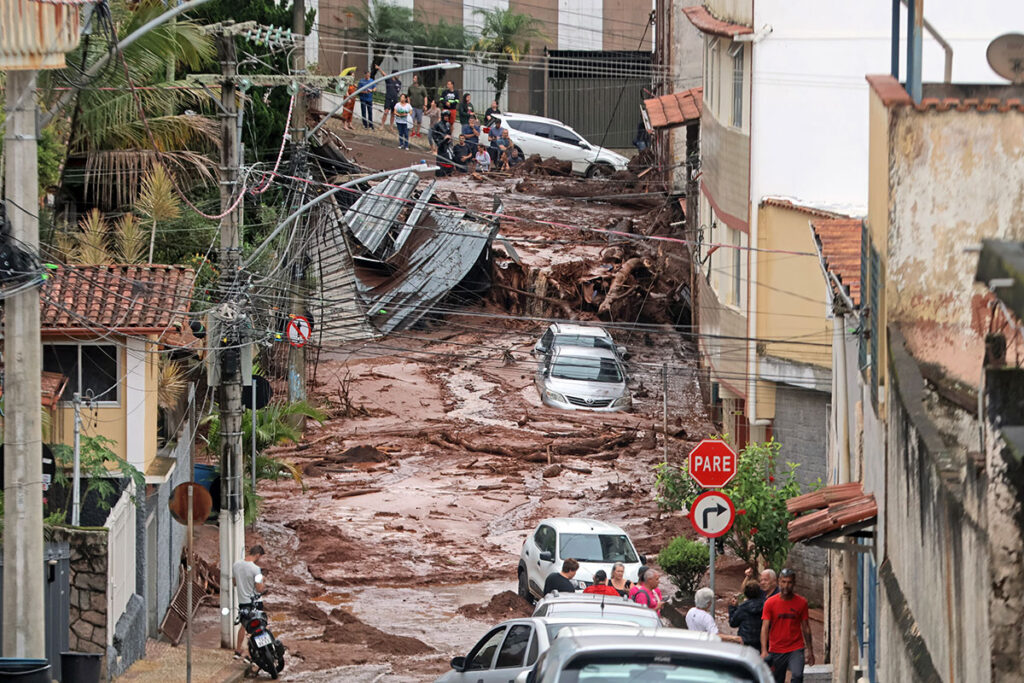 Em coletiva, Estado detalha envio de máquinas, recursos e reforça alerta para saída de áreas de risco