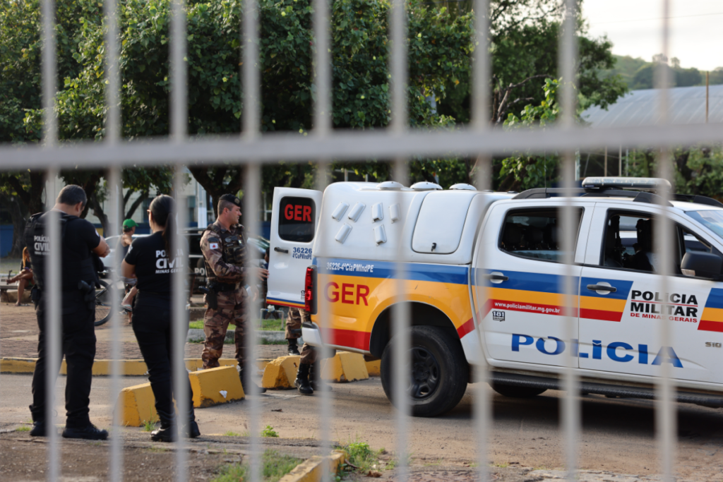 “Não irão prosperar”: ação contra organizações criminosas cumpre mandados na região 2 Ação em Além Paraíba e região prende sete pessoas e mira organizações criminosas com apreensão de armas, drogas e celulares.