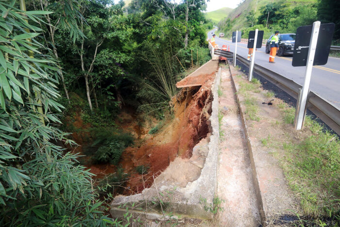 Erosão após chuvas compromete lateral de ponte na BR-267 entre JF e Bicas 1 (FALTA DNIT) Erosão após chuvas compromete lateral de ponte na BR-267 entre Juiz de Fora e Bicas