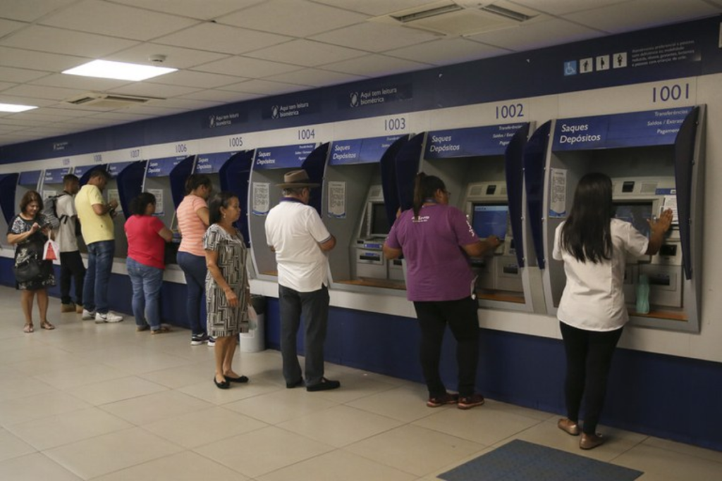 Pagamentos antecipados de benefícios começam nesta quarta em três cidades da Zona da Mata; medida após chuvas inclui alerta contra golpes e furtos.