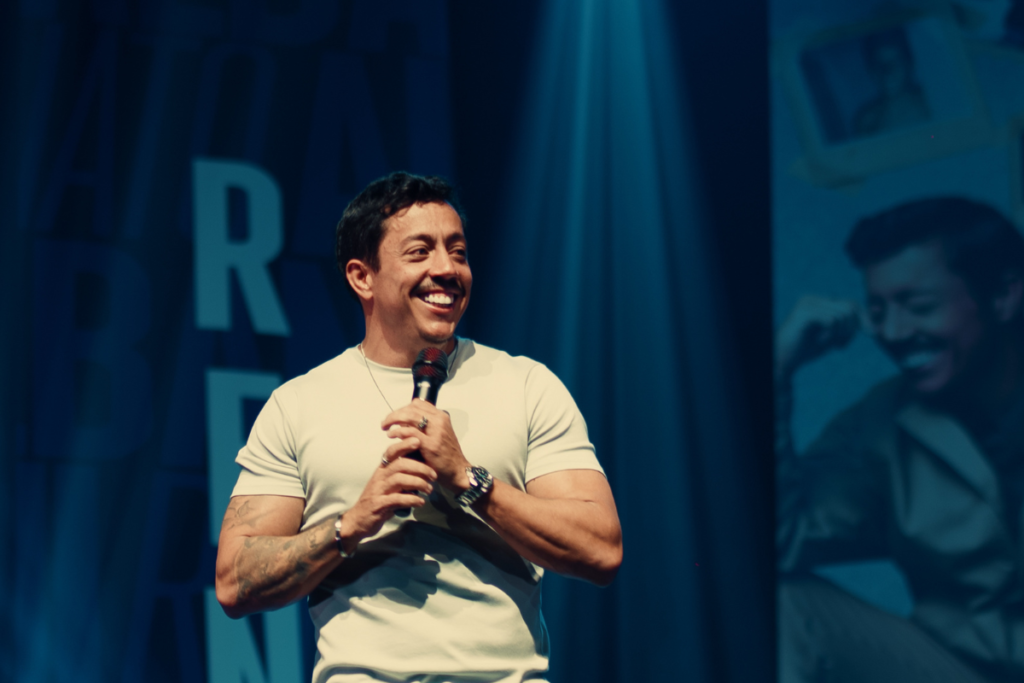 Renato Albani apresenta o show A Ignorância é uma Dádiva nesta sexta-feira, no Cine-Theatro Central, às 19h e às 21h (Foto: Divulgação)
