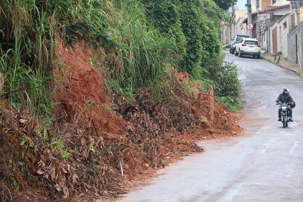 Deslizamentos mudam rotina e deixam moradores em vigília no Santa Cecília 4 SANTA CECILIA FELIPE COURI 5