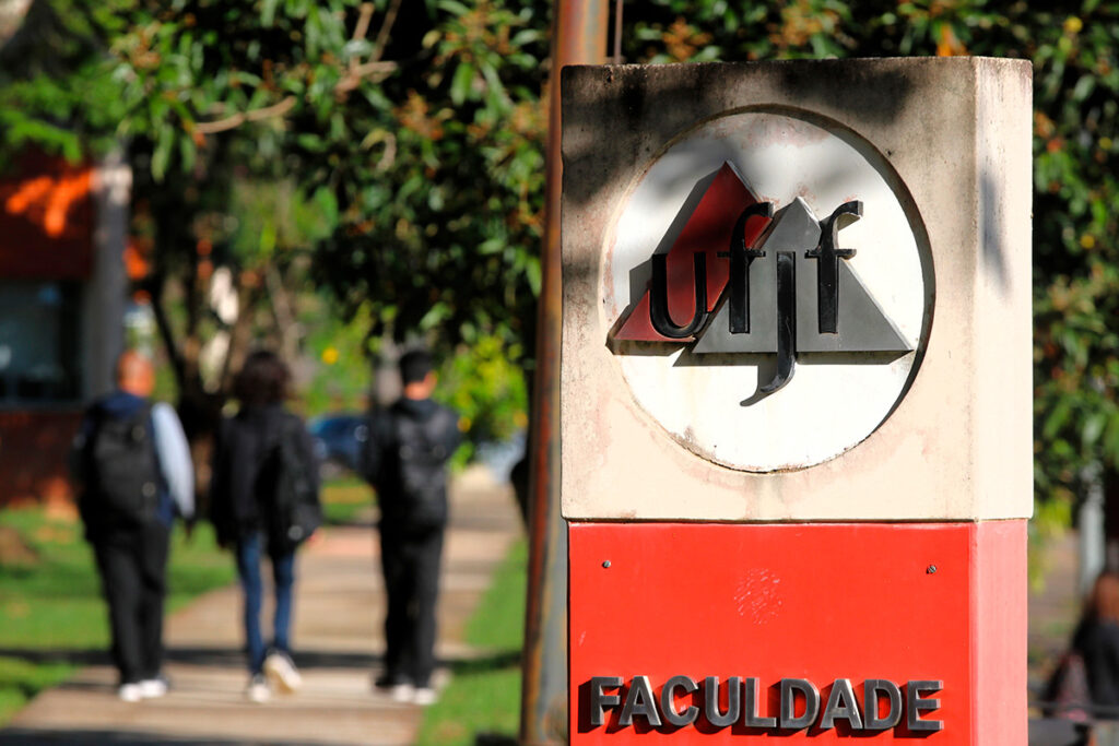 UFJF abre seleção para professor substituto de Música com salário de até R$ 8 mil 1 UFJF oferece curso gratuito de Libras com 300 vagas