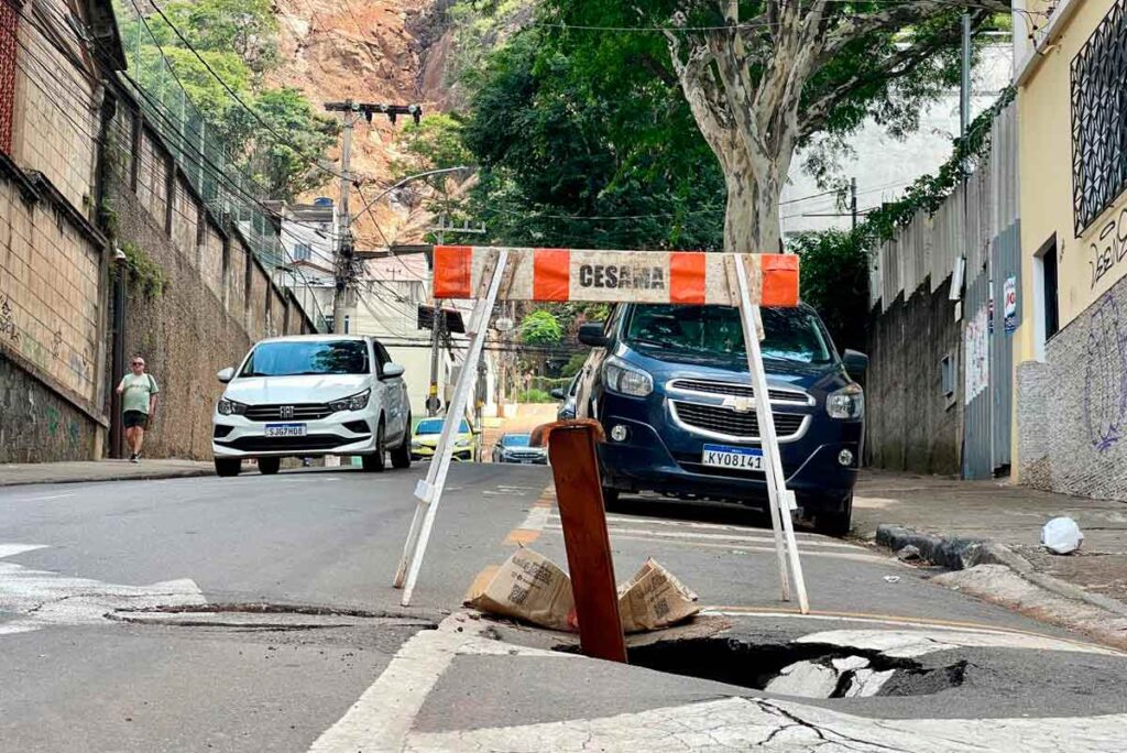 Buraco aberto na Rua Halfeld expõe problemas no asfalto de Juiz de Fora 2 VU BURACO RUA HALFELD TRIBUNA
